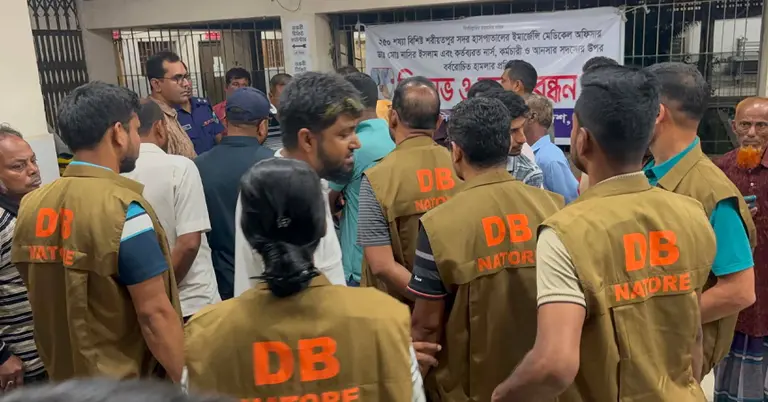 ঘটনাস্থলে পুলিশ ও স্থানীয়রা
